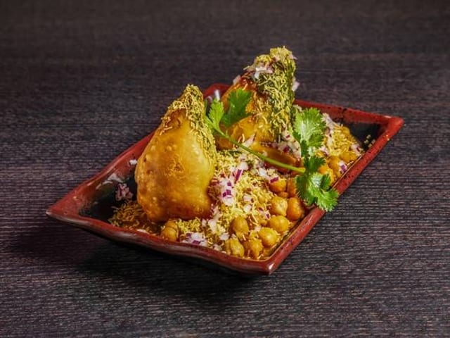 Samosa w/ Chole.